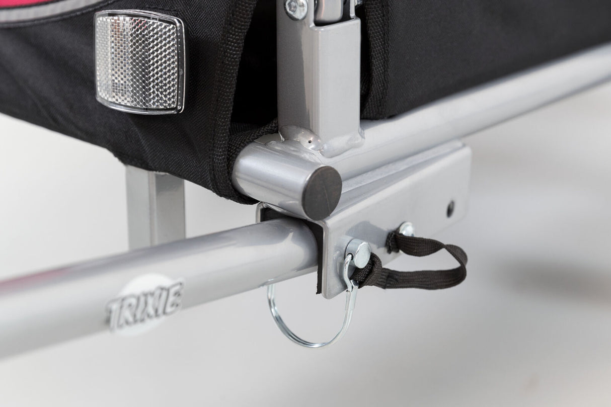 Metallrahmen mit schwarzem Stoffbezug, silbernem Reflektor und Schnalle für Verbindung, Markenname „Trixie“.