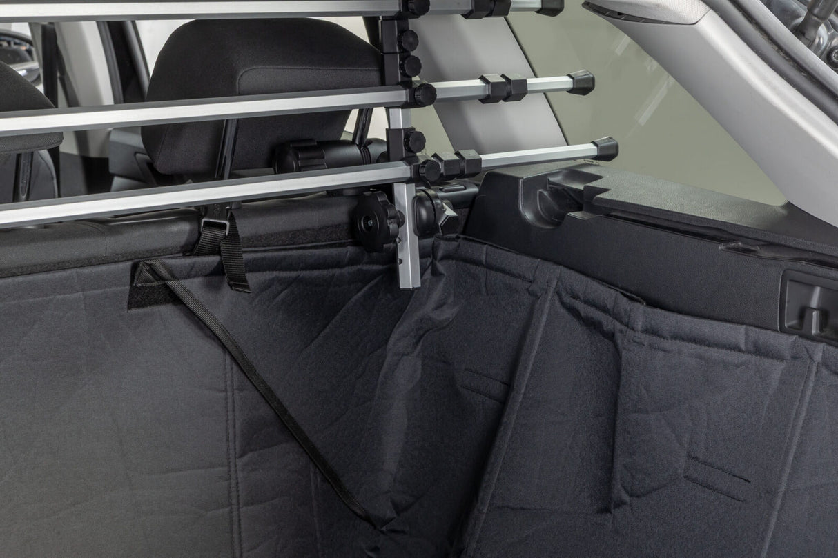 Gepolsterte Autoschondecke mit Trennschutz für den Rücksitzbereich eines Fahrzeugs.