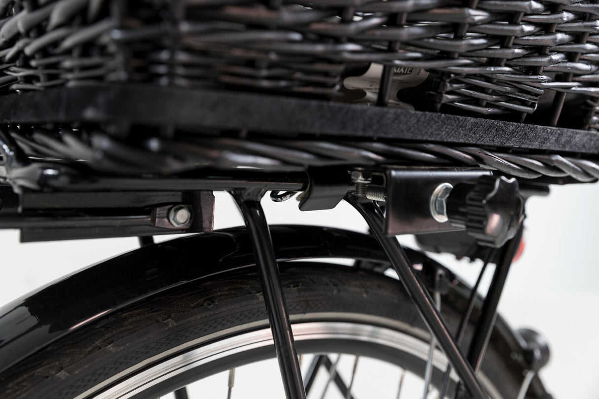 Fahrradrückseite mit schwarzem Schutzblech und Korb, Befestigungsschrauben und Streben sind sichtbar.