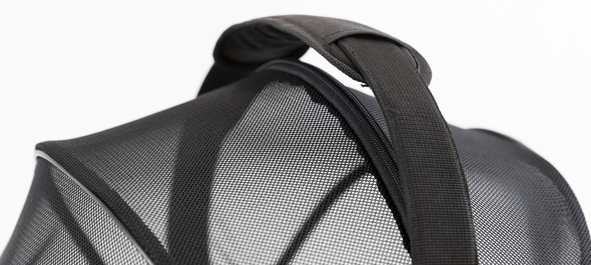 Schwarzes Netzmaterial mit einem gebogenen Gestell und einem gepolsterten Griff, Nahaufnahme.