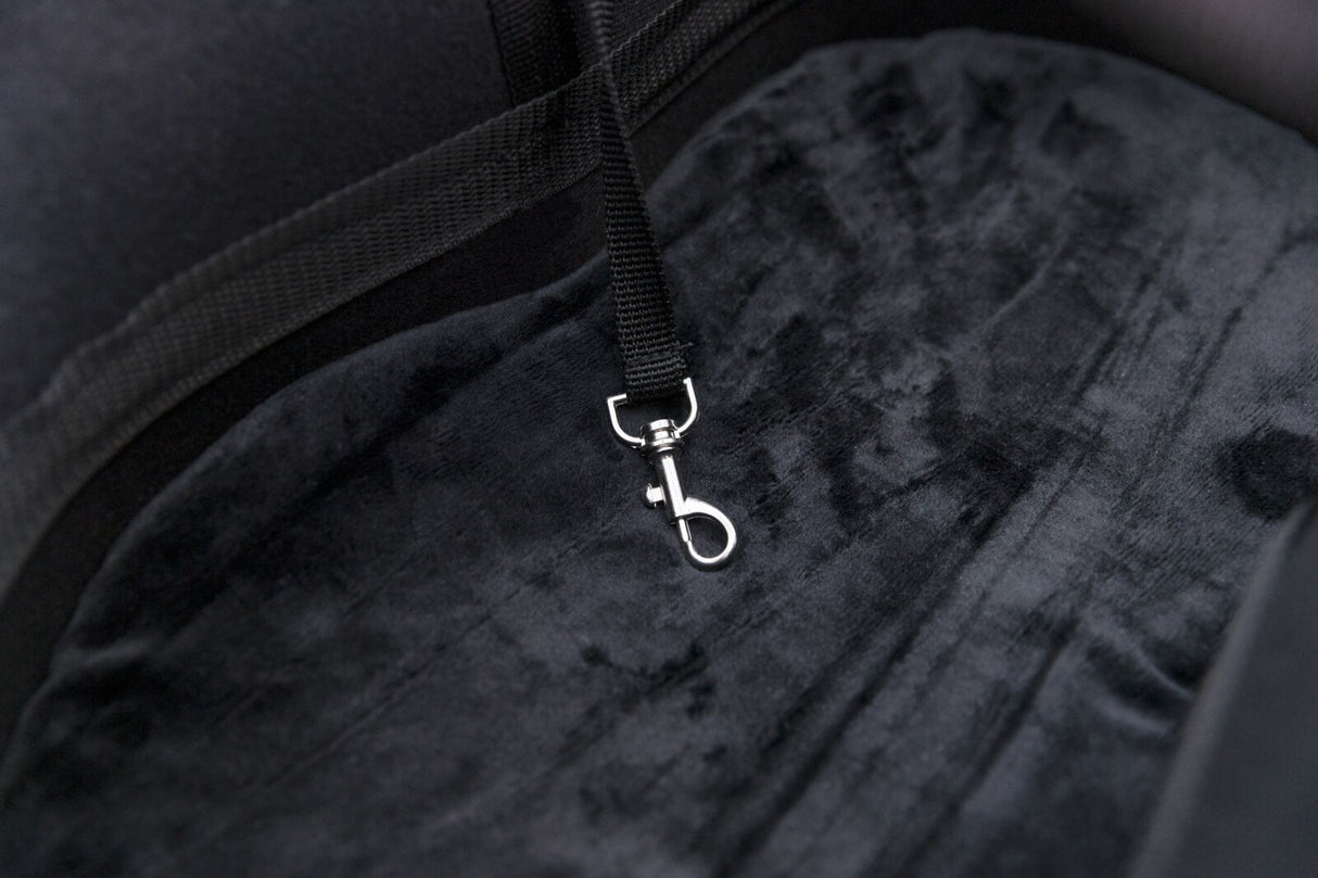 Schwarze, weiche Polsterung mit einem Metallkarabinerhaken an einem schwarzen Riemen befestigt.