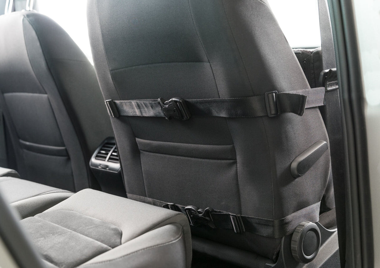 Rückseite eines Autositzes mit schwarzen Stoffbezügen und Befestigungsgurten.
