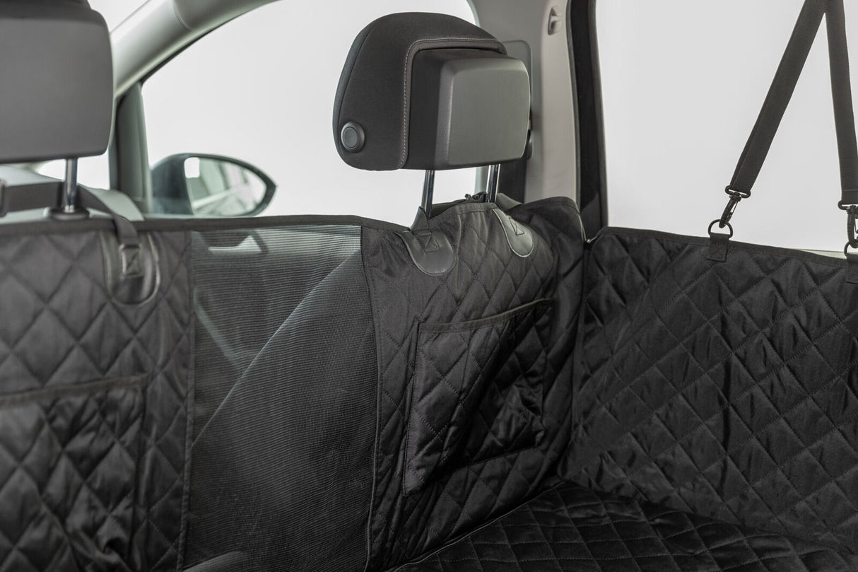 Schwarzer, gesteppten Sitzbezug im Auto, mit Netzeinsatz und Gurten an Kopfstützen befestigt.