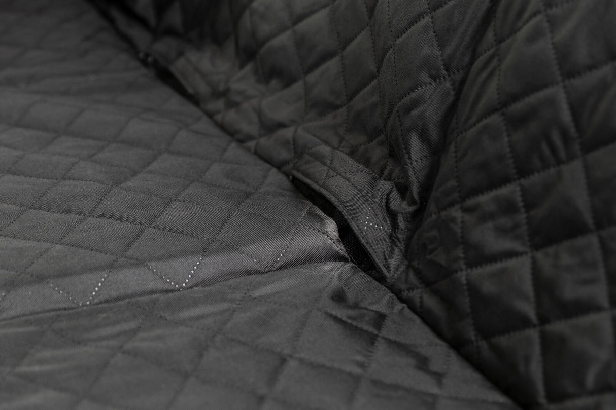 Gesteppter, dunkler Stoff in Nahaufnahme mit quadratischem Muster.