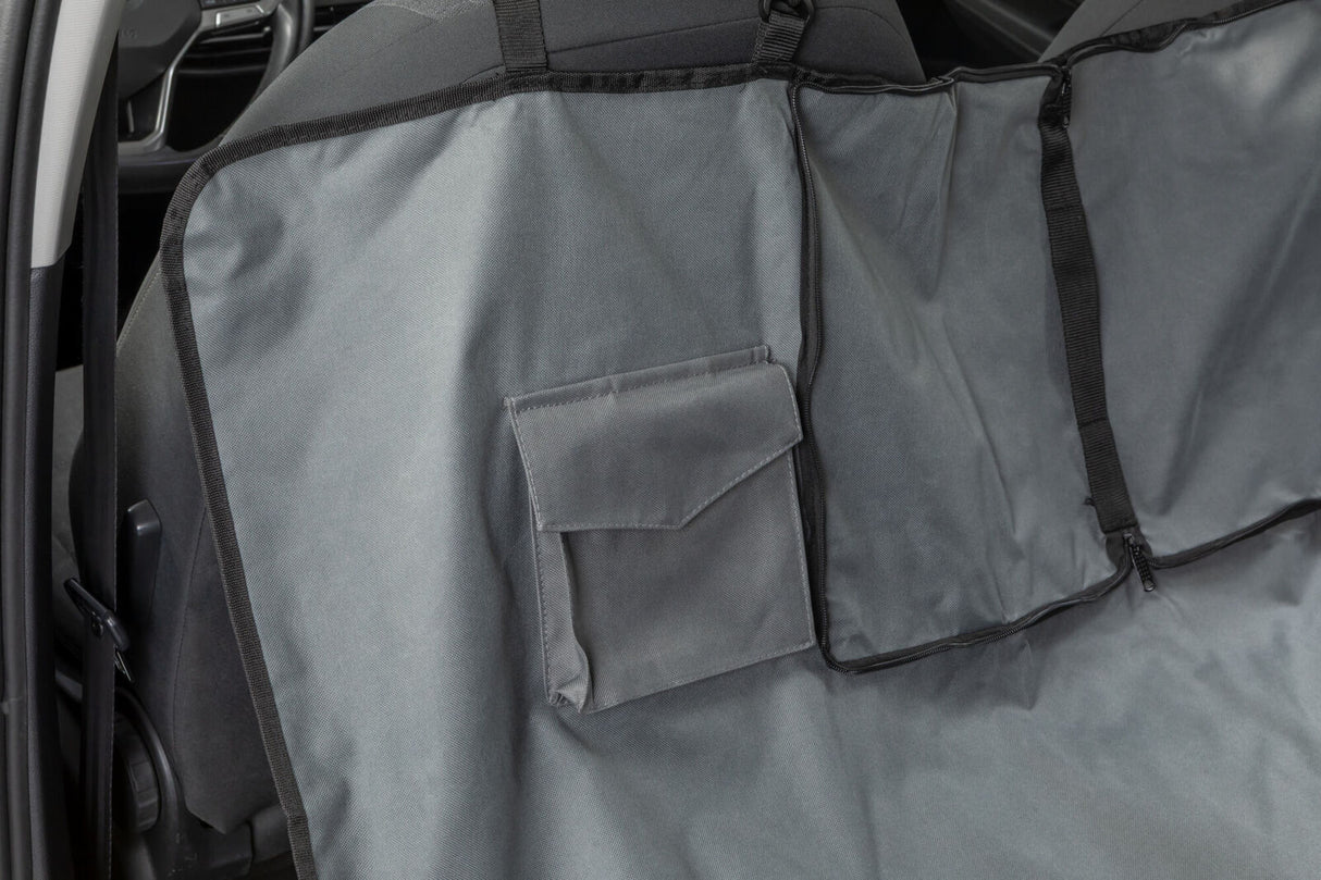 Graue Autoschondecke mit Tasche und Reißverschluss auf Rücksitz angebracht.