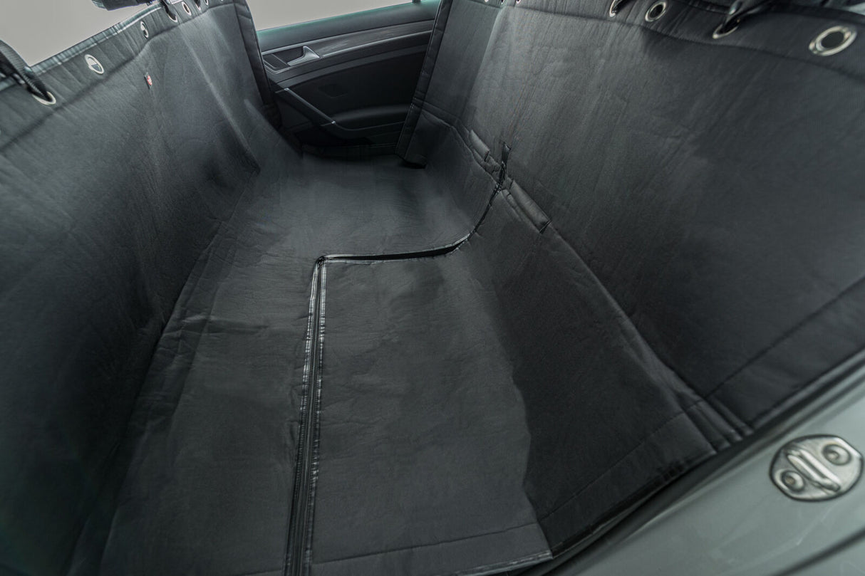Schwarze Autoschondecke schützt den Rücksitzbereich eines Fahrzeugs vor Schmutz und Abnutzung.