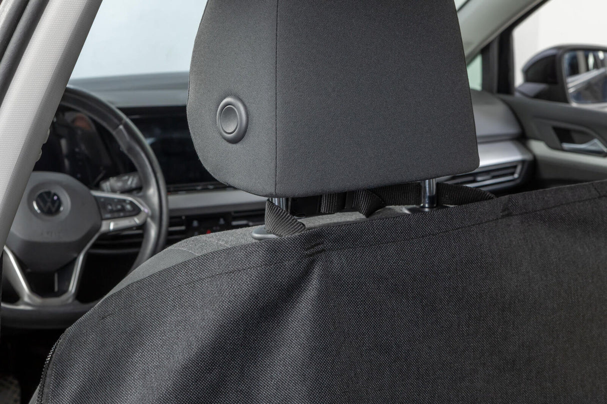 Schwarzer Sitzbezug bedeckt die Rückseite des Vordersitzes in einem Auto.