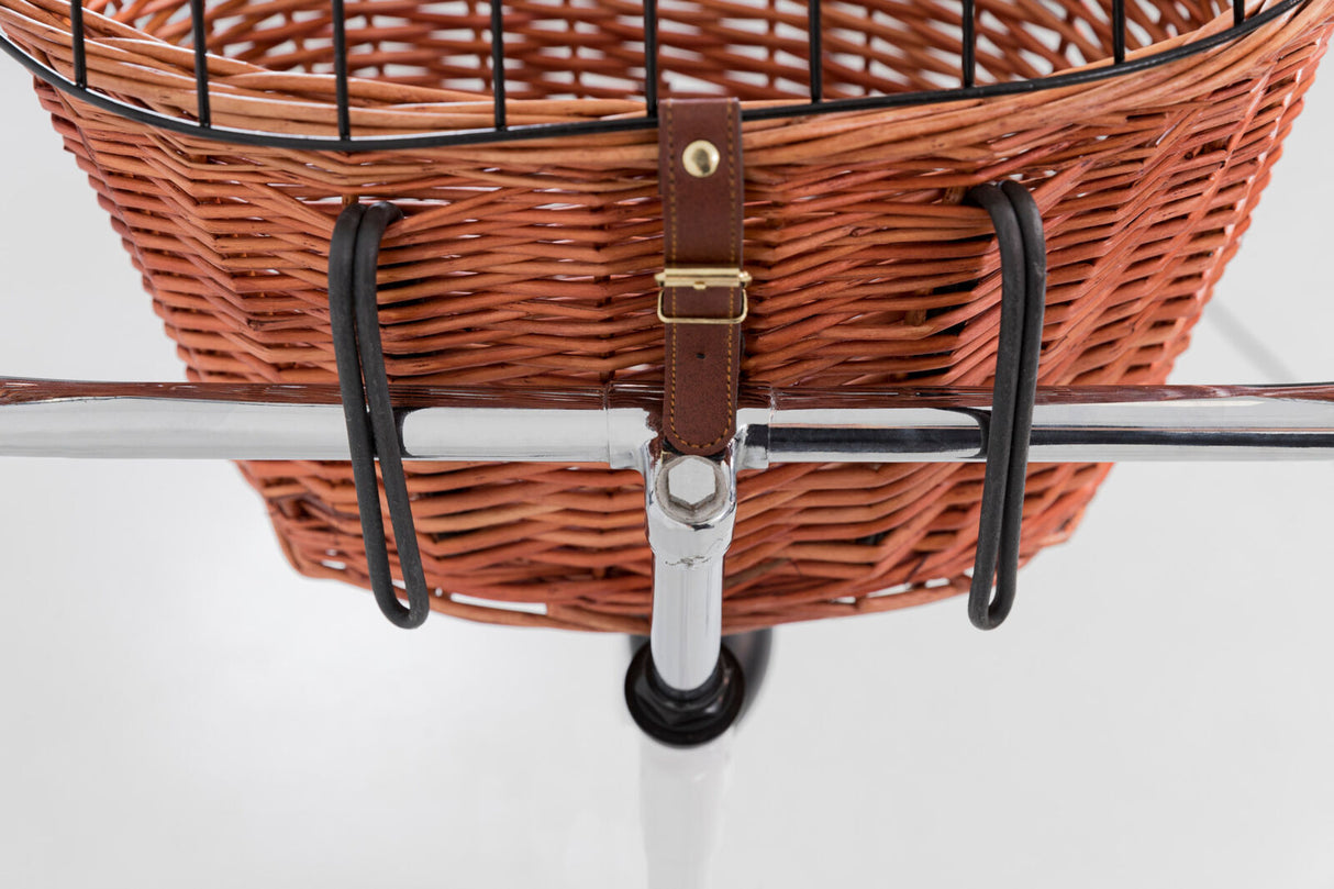 Nahaufnahme eines geflochtenen Korbs mit Lederband und Schnalle auf einem Metallgestell mit schwarzen Halterungen.