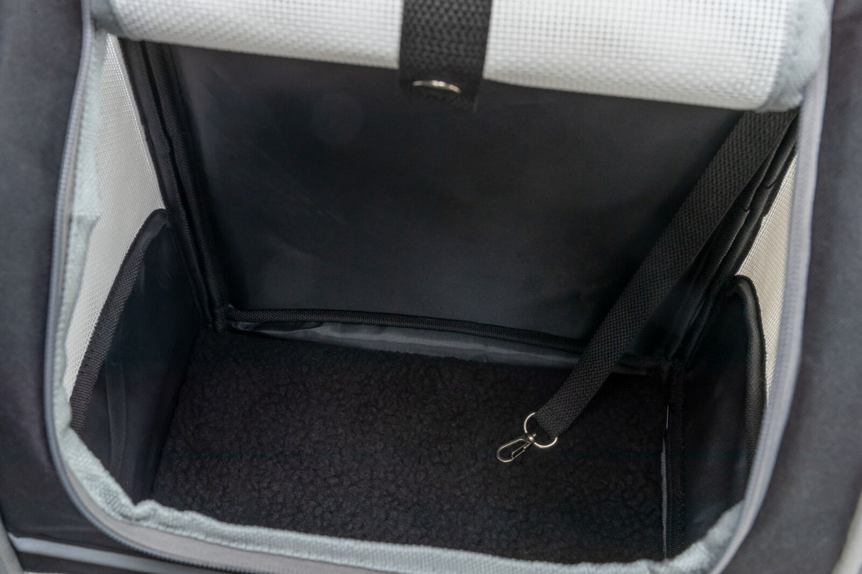Innenansicht eines schwarzen, gepolsterten Transportbehälters mit Wänden in Weiß und einer Befestigungsschlaufe.