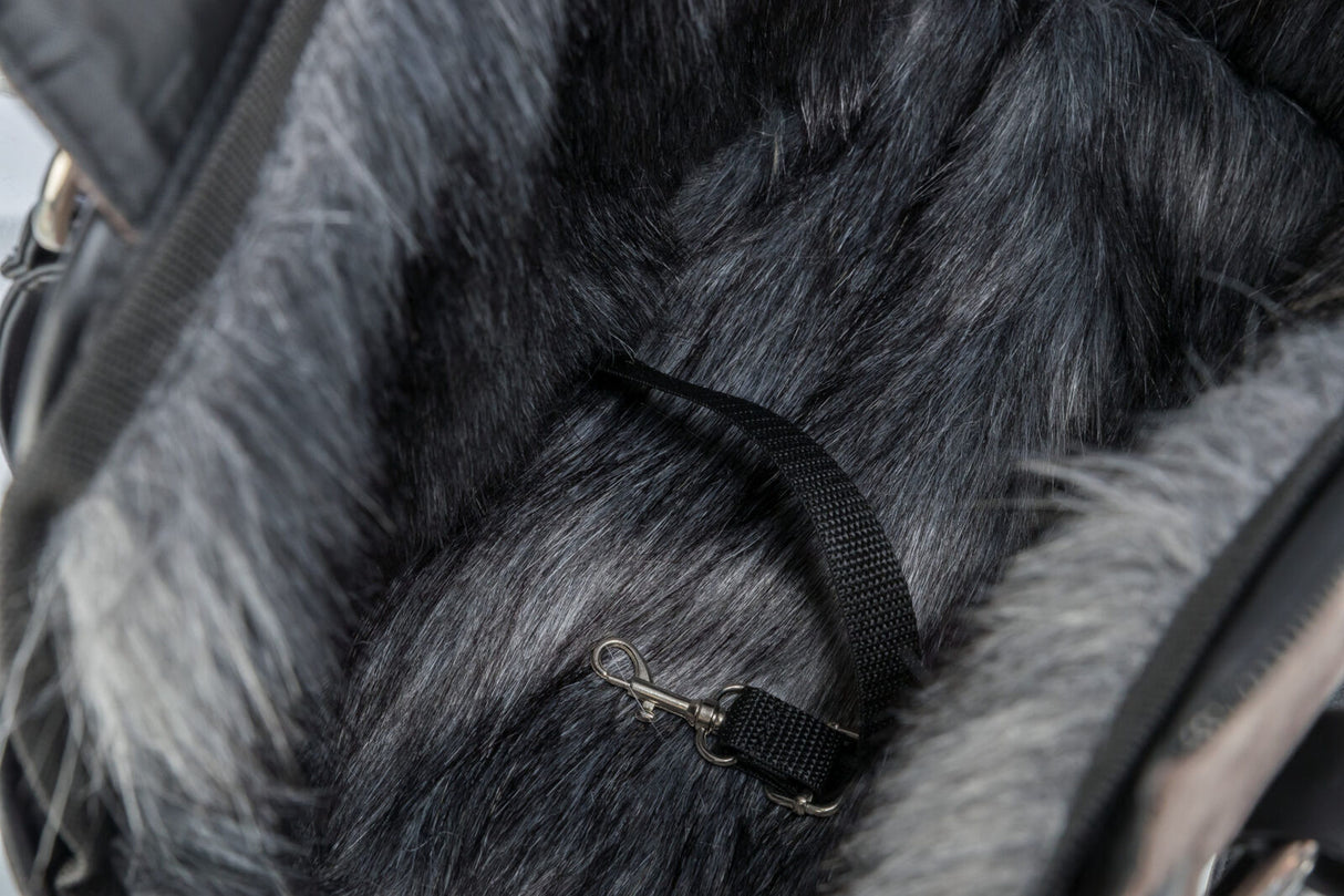 Rucksack-Innenraum mit grauem Kunstfell und schwarzem Sicherheitsgurt mit Haken.