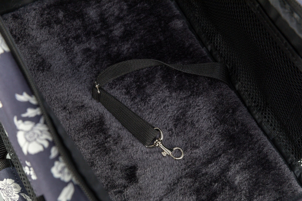 Transporttasche mit schwarzem, flauschigem Innenfutter und einer angenähten, schwarzen Sicherungsleine mit Haken.