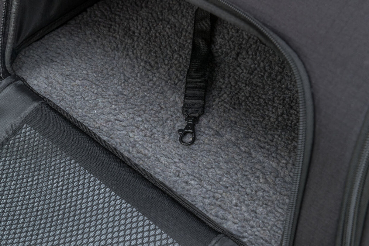 Schwarze Tasche mit grauem, flauschigem Innenfutter und einem schwarzen Haken am Boden.