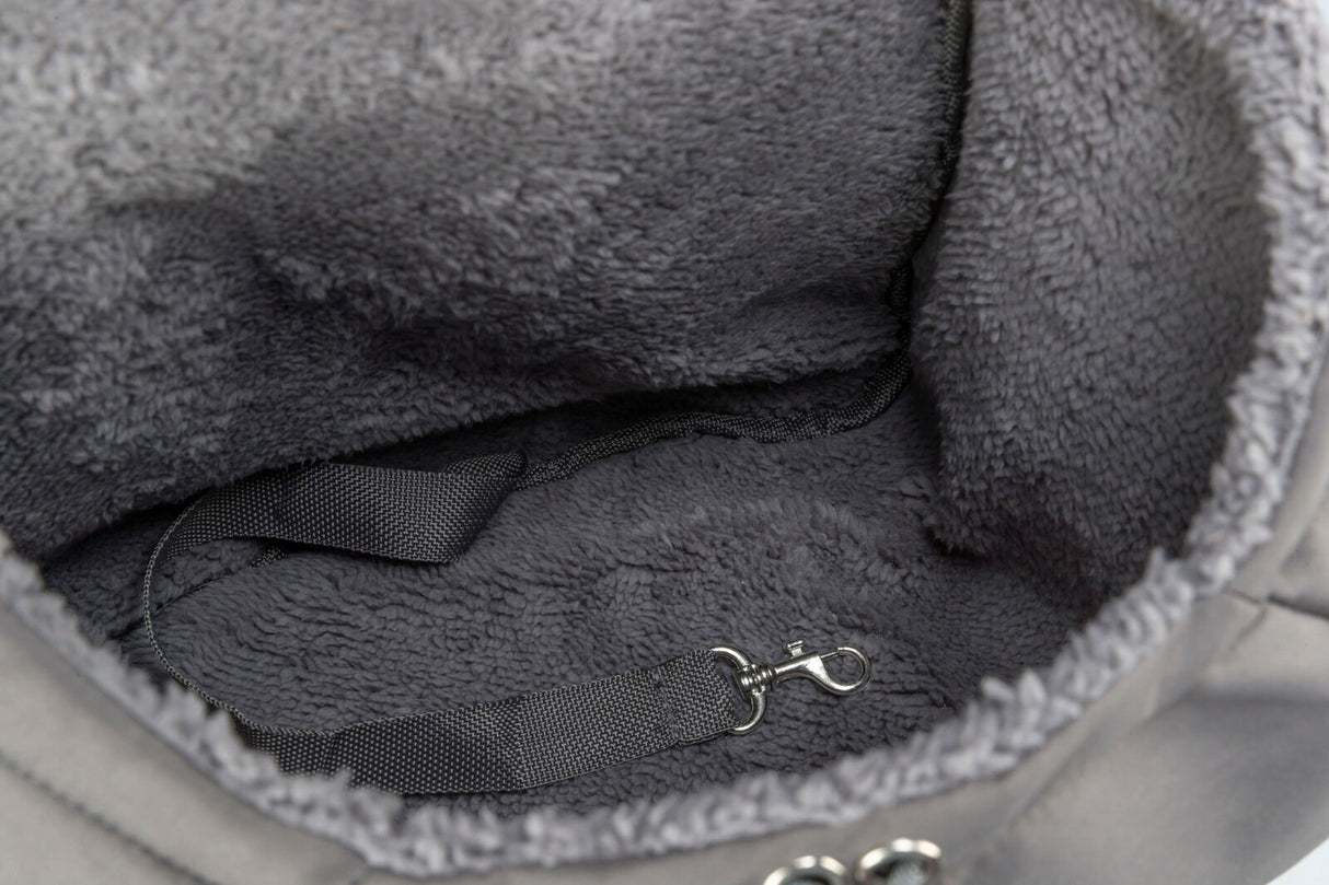 Innenansicht eines grau gefütterten Behälters mit einem Metallhaken und einem schwarzen Riemen.