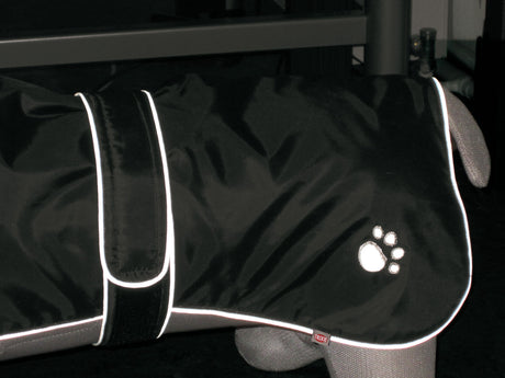 Schwarze Hundejacke mit weißem Rand und Pfotenabdruck auf der Seite.