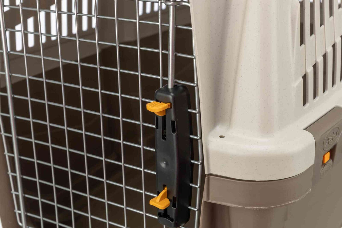 Nahaufnahme eines verschlossenen Gitters mit Plastikrahmen in Beige und schwarzem Verschluss mit gelben Hebeln.