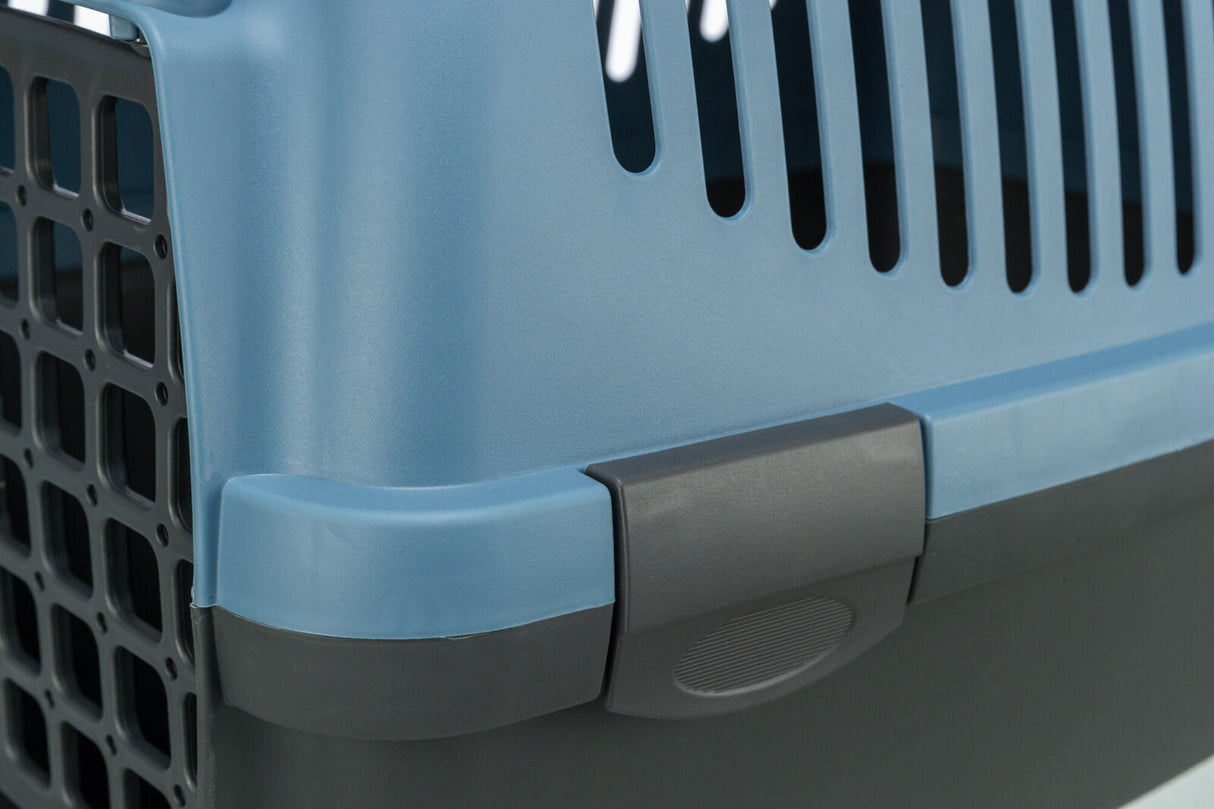 Nahaufnahme eines blauen Transportbehälters mit schwarzen Gittern und grauen Details.