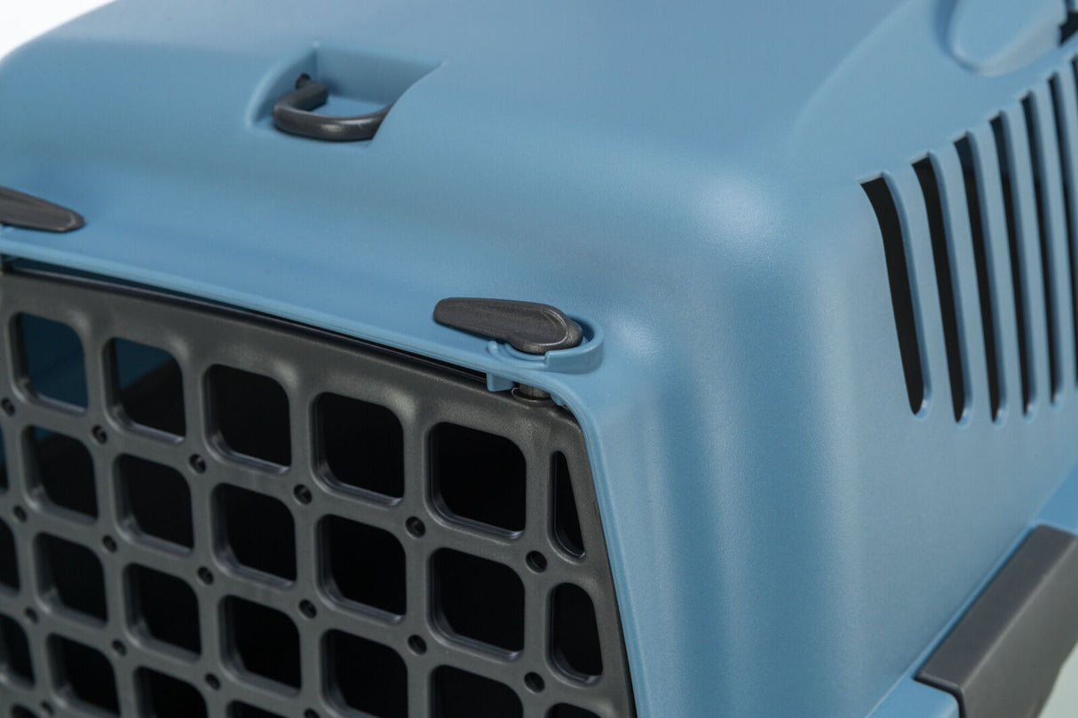 Blauer Transportbehälter mit schwarzem Gitter und sichtbarer Verschlussmechanik, Detailaufnahme.