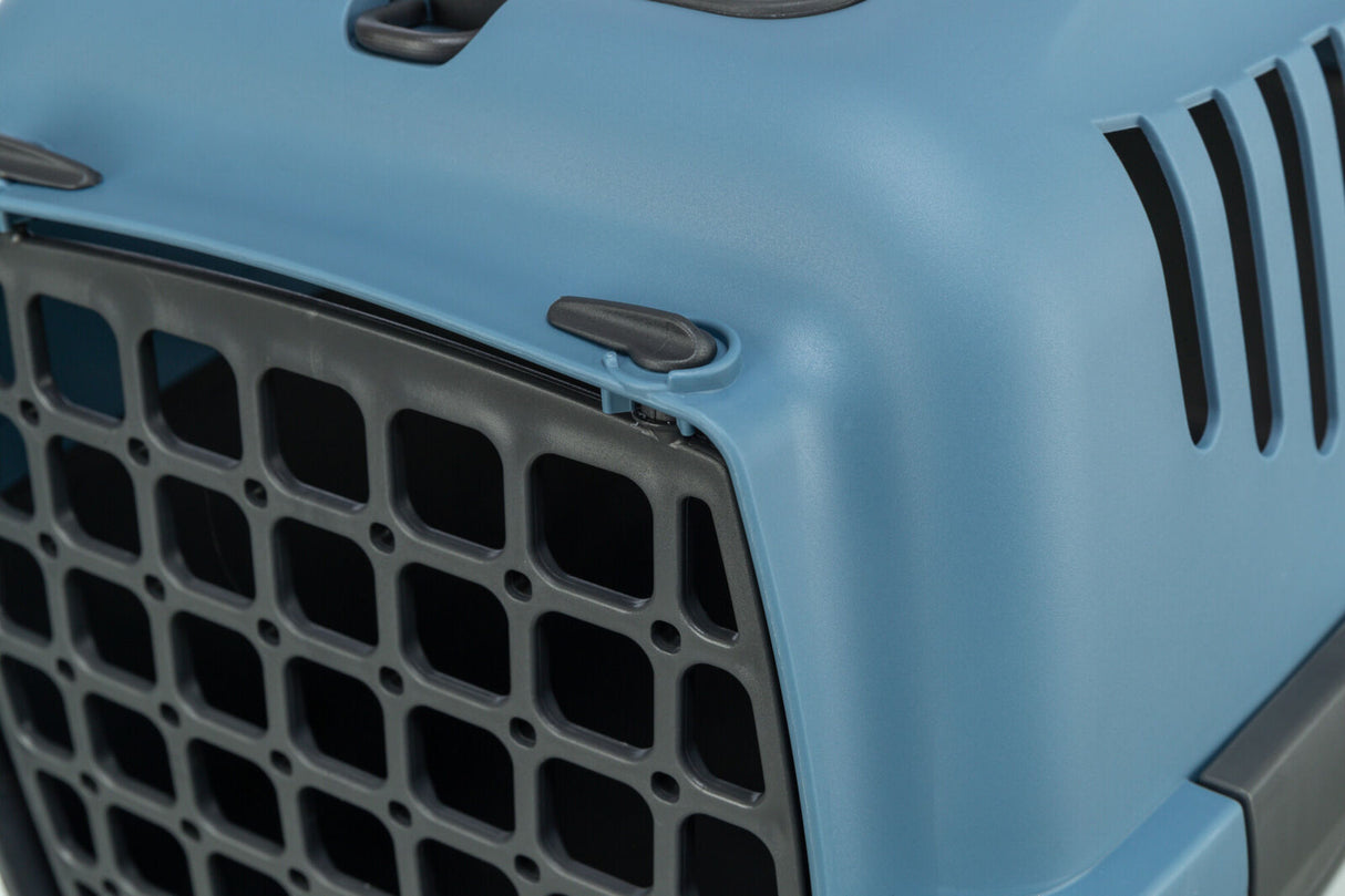 Blauer Transportbehälter mit schwarzem Gitter und Lüftungsschlitzen an der Seite, mit grauen Verschlüssen.