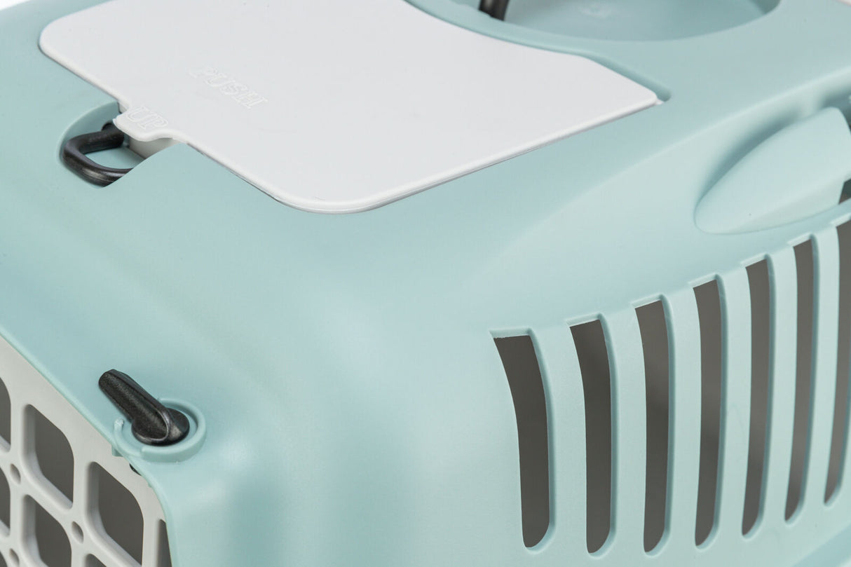 Hellblaue Transportbox mit weißen und schwarzen Details, Lüftungsschlitzen und Aufschrift "PUSH" und "UP".