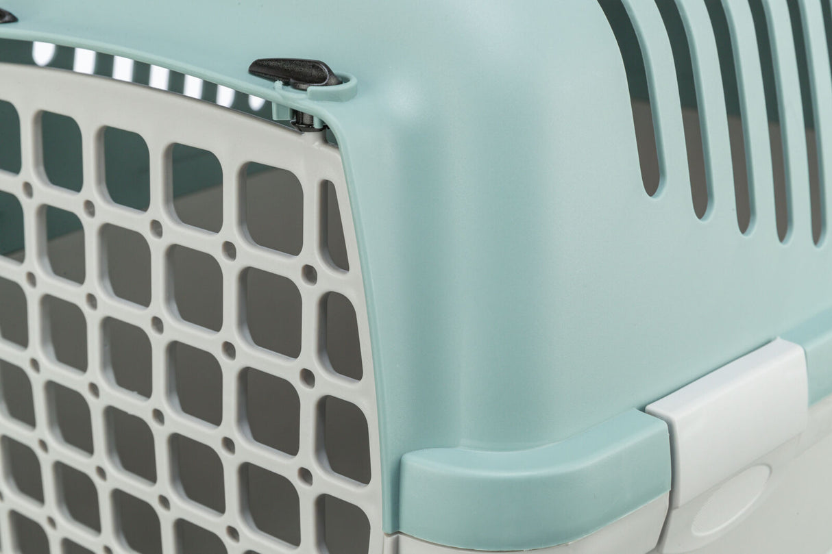 Tür einer Tragetasche mit hellblauen und weißen Gittern aus Kunststoff.