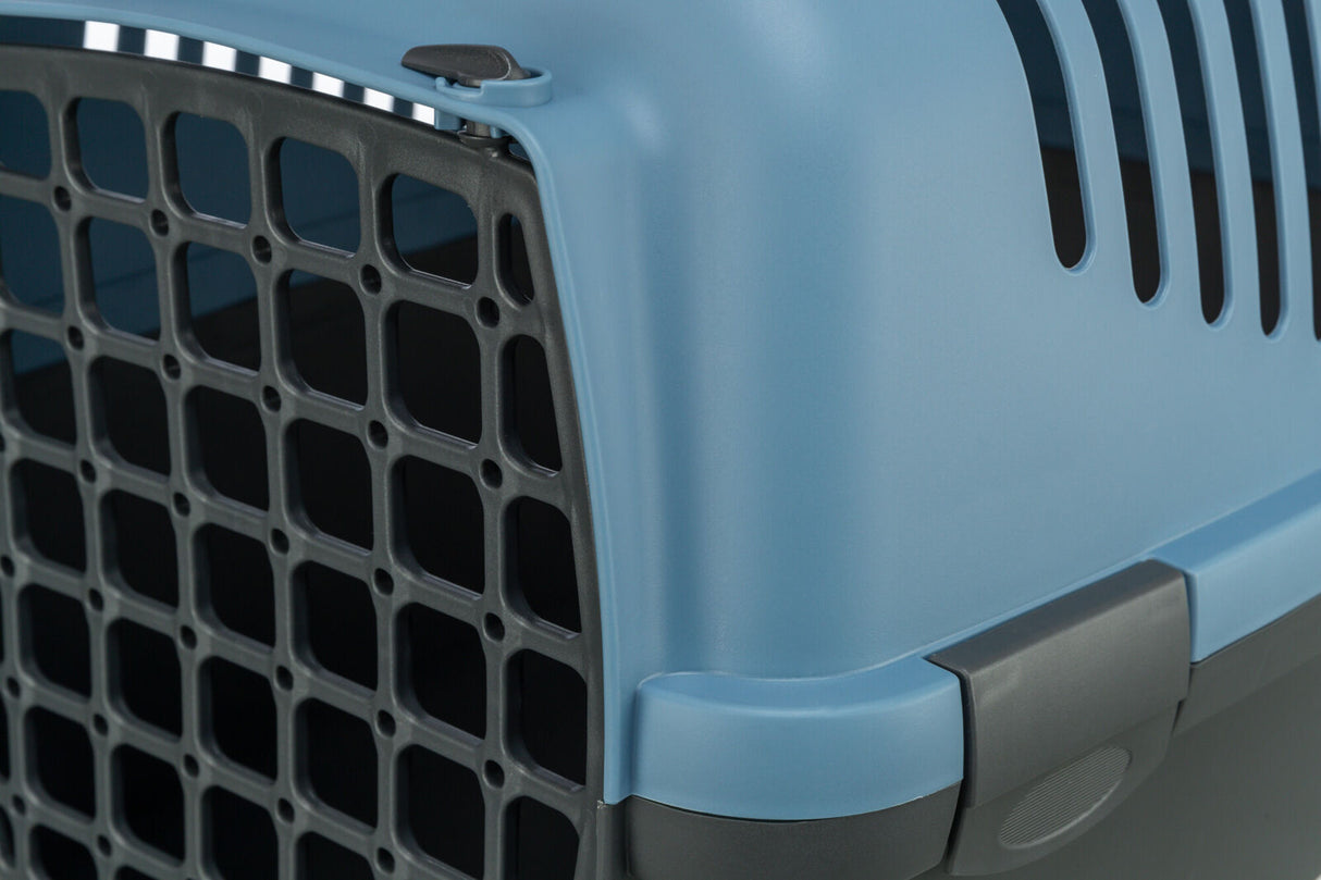 Nahaufnahme einer blauen Transportbox mit schwarzem Gitter und grauen Befestigungselementen.