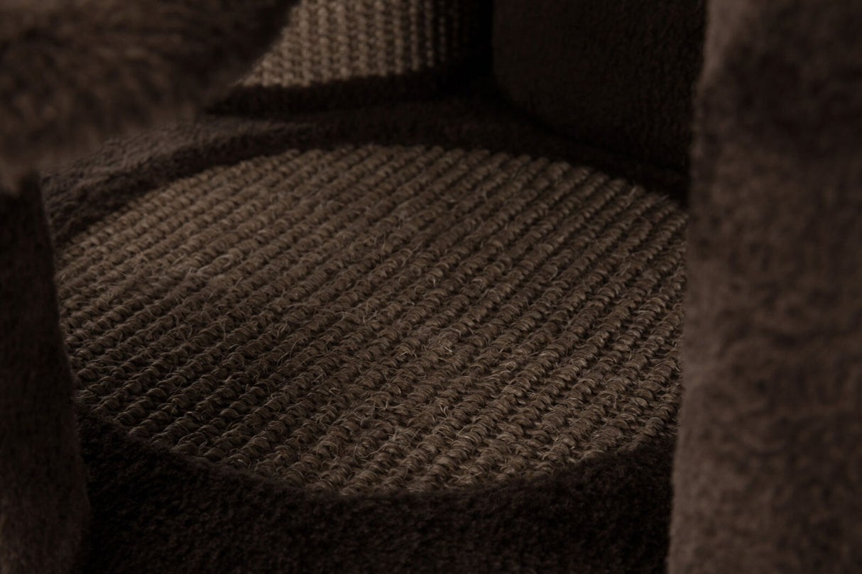 Braune, strukturierte Oberfläche aus grobem Stoff, im Licht mit Schatteneffekten; wirkt flauschig und weich.