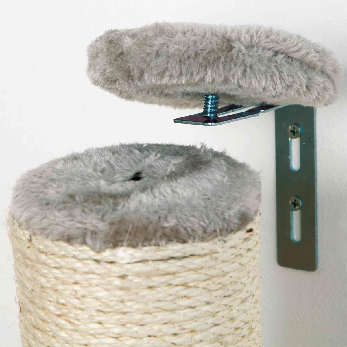 Ein Kratzbaum mit hellgrauem Plüsch und Sisal, montiert an einer Wandhalterung aus Metall.