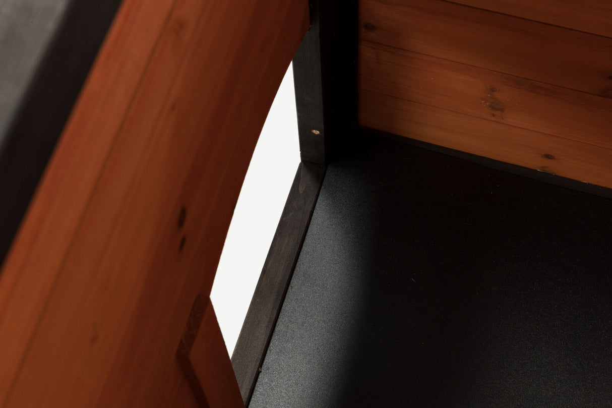 Holzstruktur mit schwarz lackierter Innenseite und rechteckigem Lichtausschnitt.