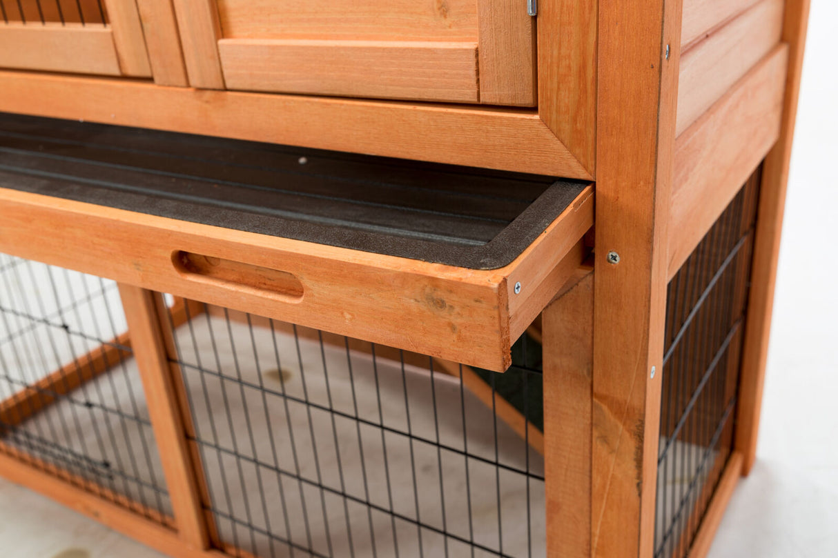 Holzkonstruktion mit einem herausziehbaren Fach und darunter liegendem Gitterelement, braune Holzfarbe.