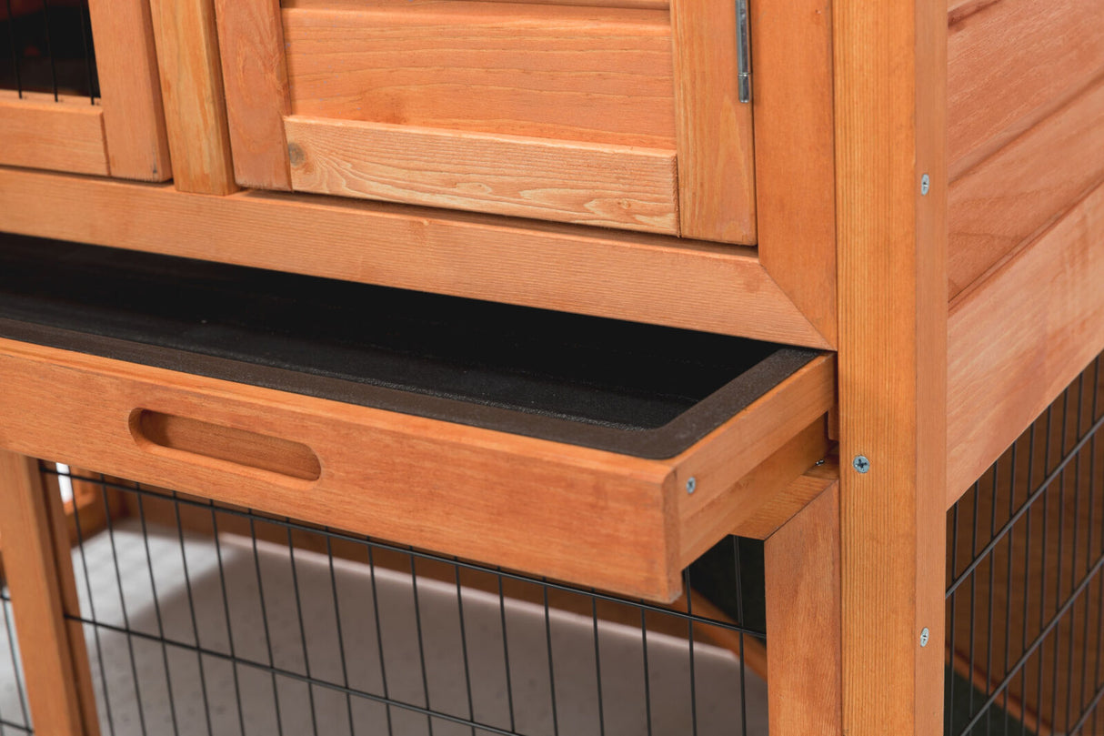 Holzstruktur mit herausziehbarer Schublade und Metallgitter; Schubladengriff ausgeschnitten.