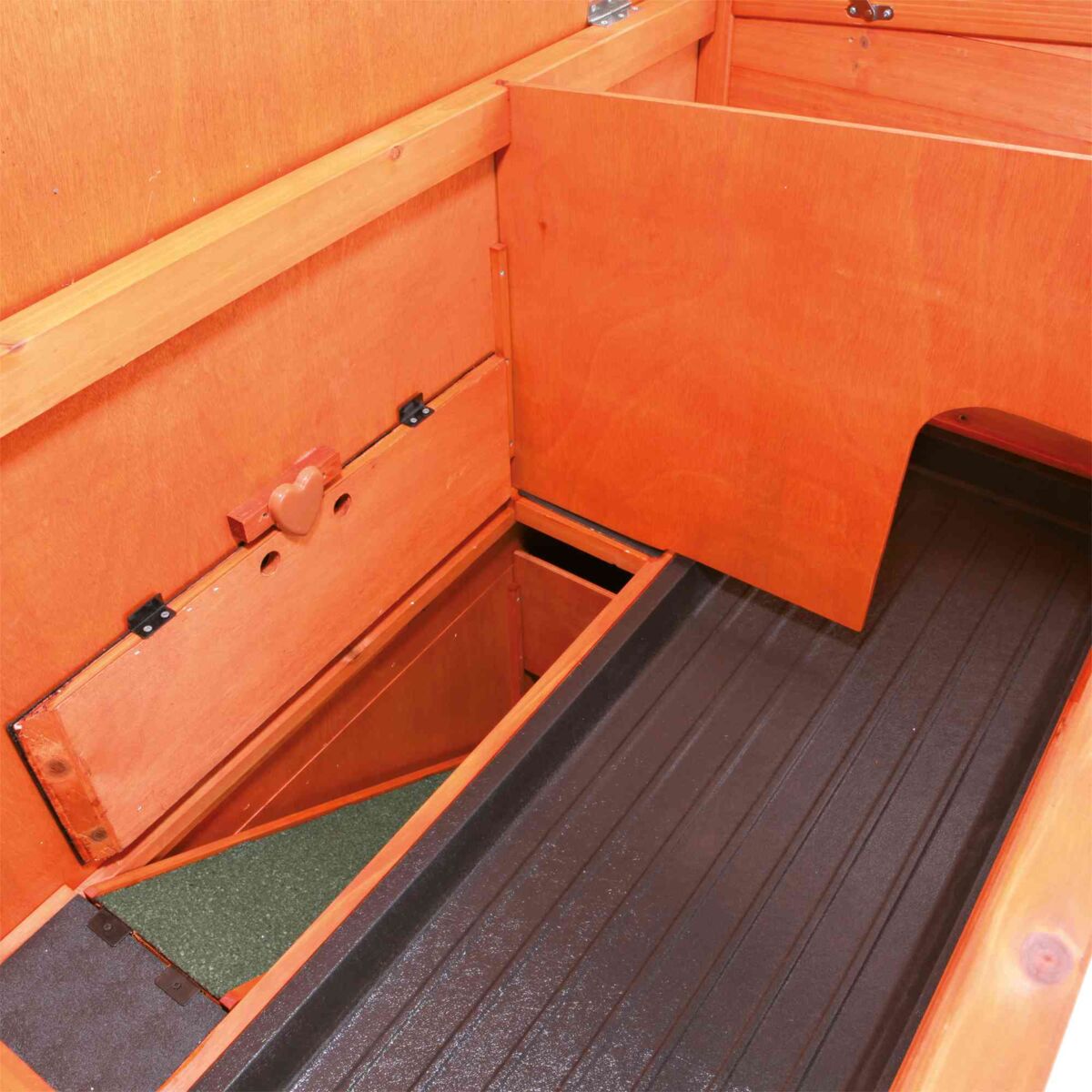 Ein orangefarbener Holzkasten mit geöffnetem Deckel und schwarzem Innenboden, ausgestattet mit einem herzförmigen Griff.