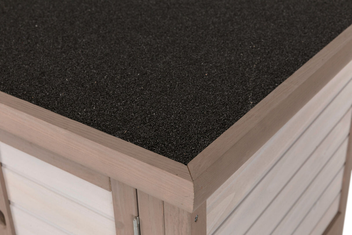 Ecke eines sandfarbenen Holzdachs mit schwarzer, körniger Oberfläche.