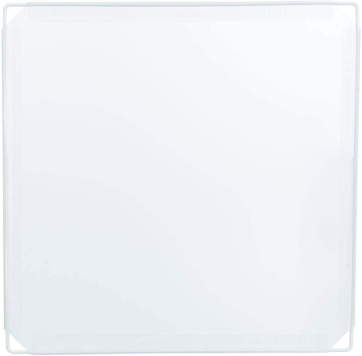 Quadratische weiße Fläche mit abgerundeten Ecken und leichtem Randmuster vor neutralem Hintergrund.
