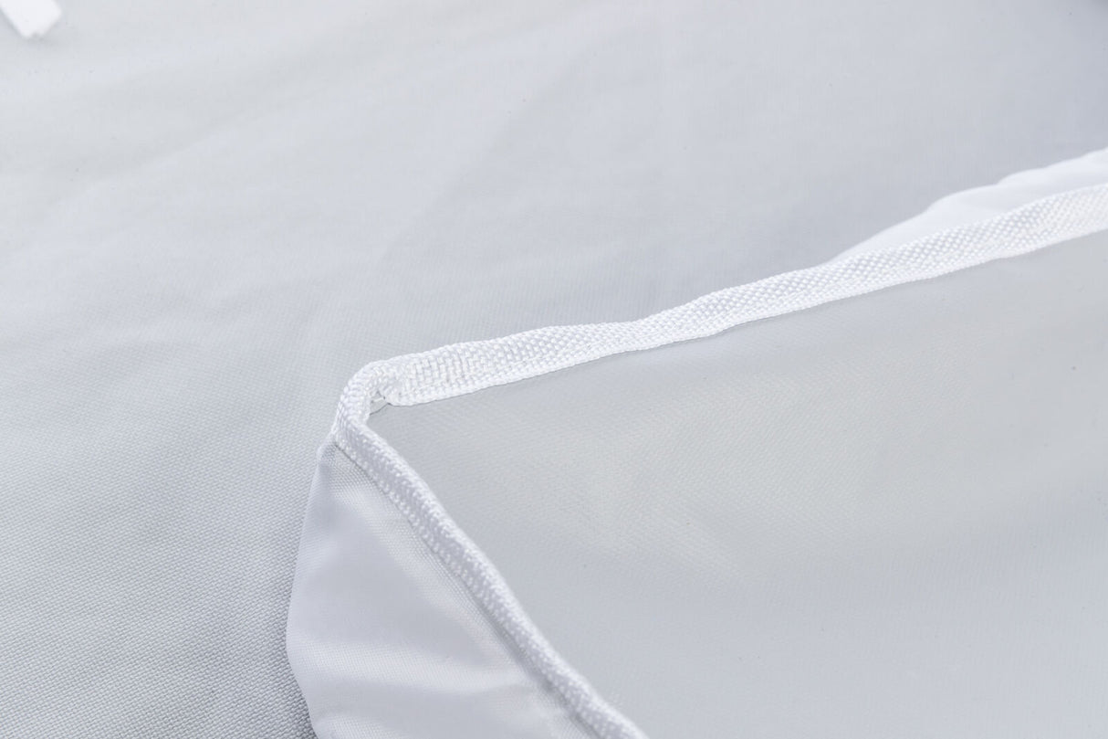 Ein weißer, stoffartiger Gegenstand wird aus der Nähe gezeigt, wobei Nähte und Struktur der Kante sichtbar sind.