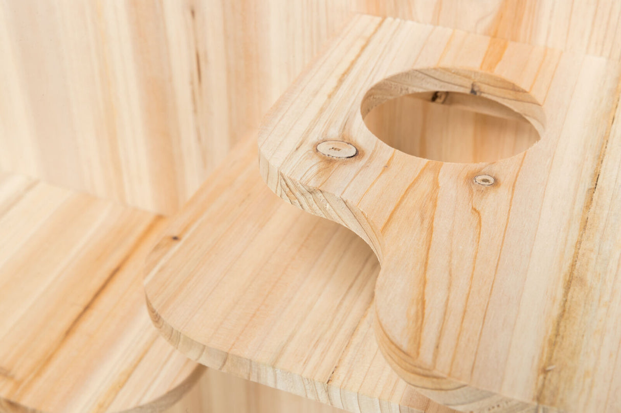 Holzplatte mit rundem Loch und sichtbaren Holzmaserungen in hellem Naturton.