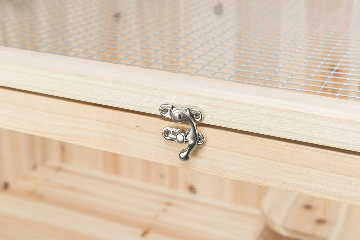Holzkiste mit silbernem Metallverschluss und Drahtgitter, sichtbare Holzmaserung.