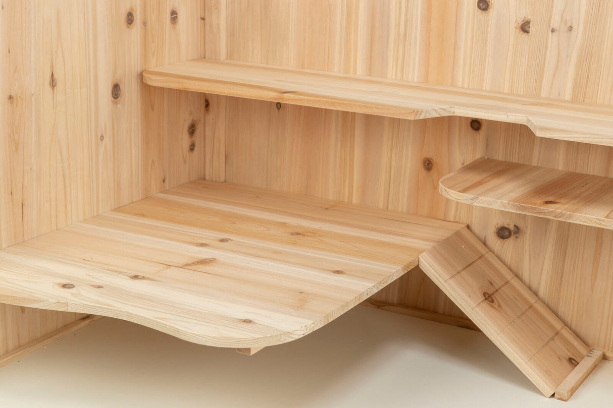 Eine Holzkonstruktion mit mehreren Regalen und einer kleinen Rampe, die an einer Wand montiert ist.