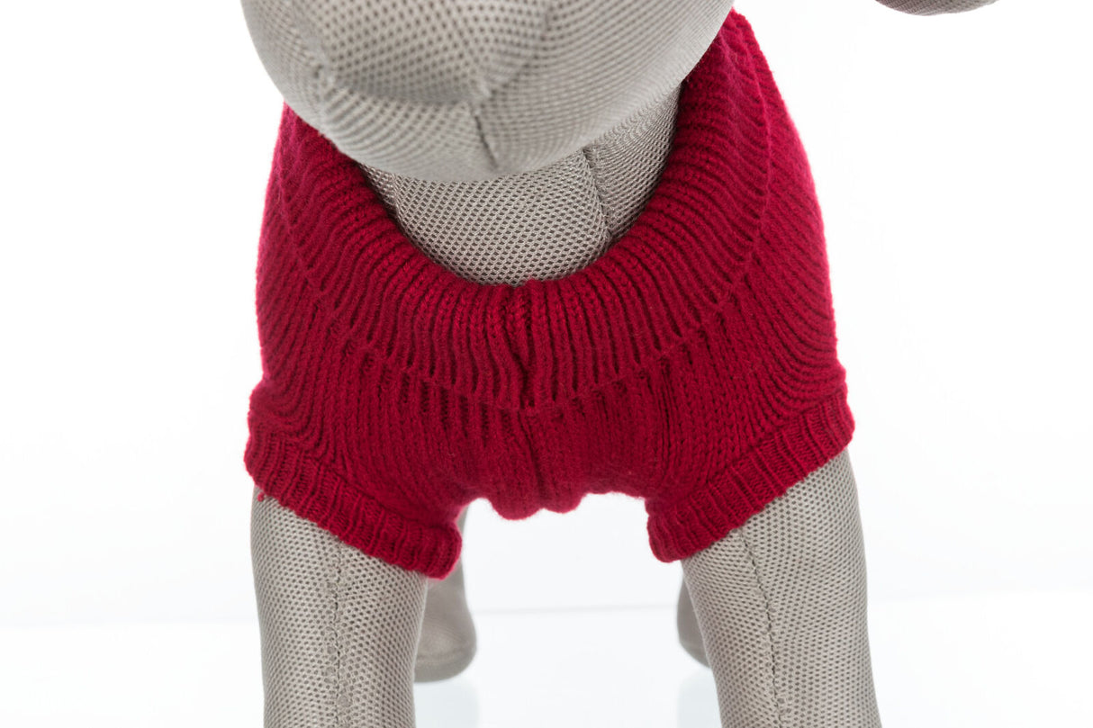 Grauer Hundemantel auf einem hellgrauen Stofftiermodell in rotem, gestricktem Design.