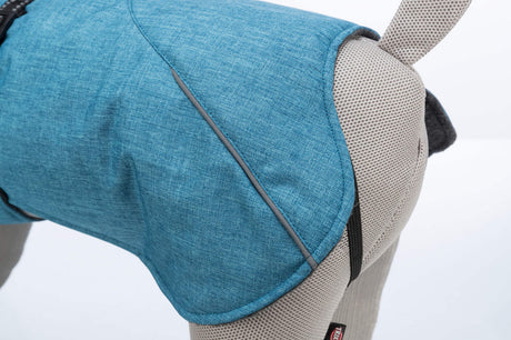 Blauer Hundemantel über einem grauen, gestrickten Hundefigur-Modell mit sichtbarem Texturmuster.