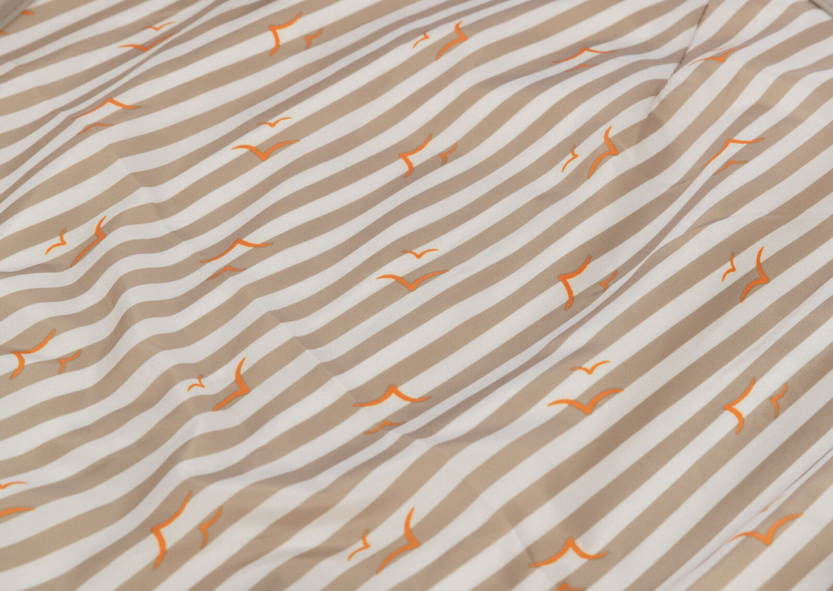 Beigefarbener Stoff mit weißen Streifen und orangefarbenen Möwenmustern.