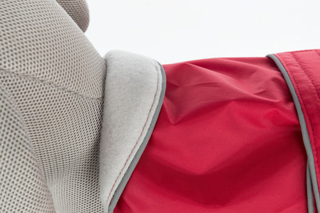 Nahaufnahme eines roten Stoffes neben einem texturierten grauen Material mit einer weichen Umrandung.