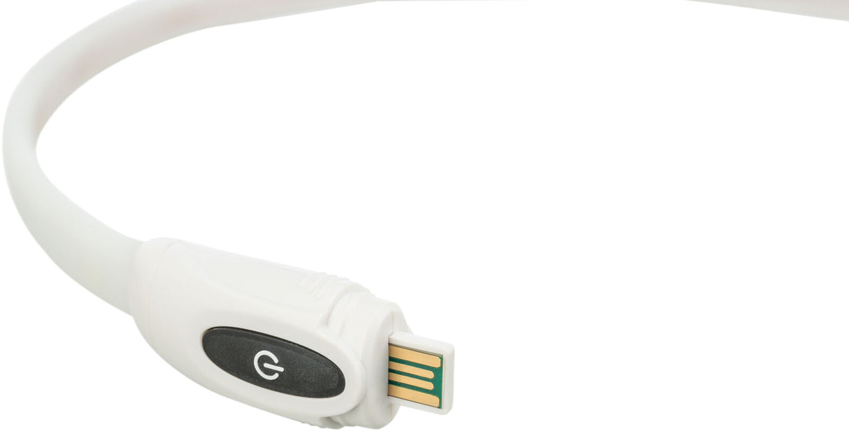 Weißes Kabel mit rechteckigem Stecker und schwarzen runden Knopf mit weißem Power-Symbol.