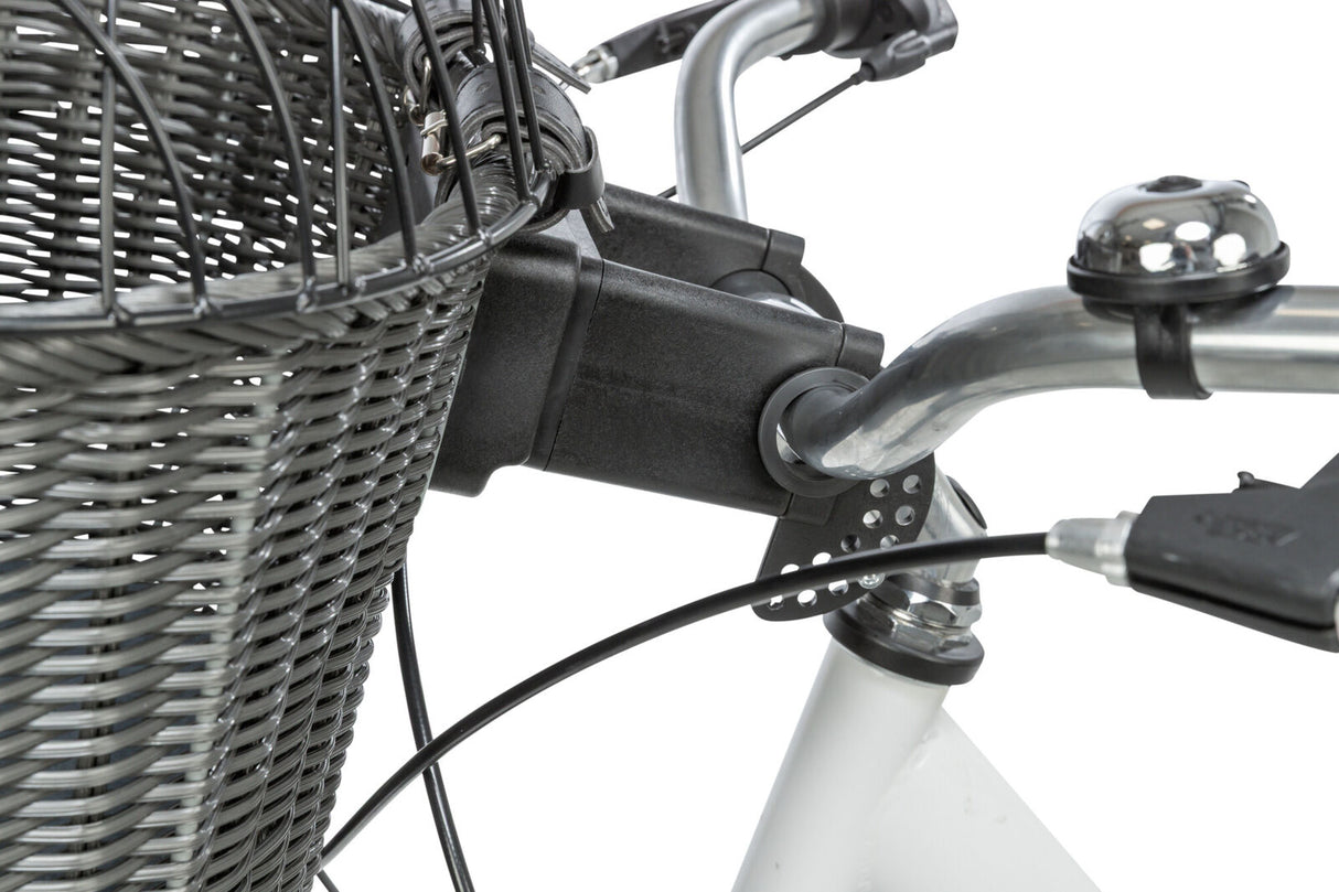 Fahrradkorb aus grauem Geflecht an silbernen Lenker befestigt, daneben eine silberne Klingel.