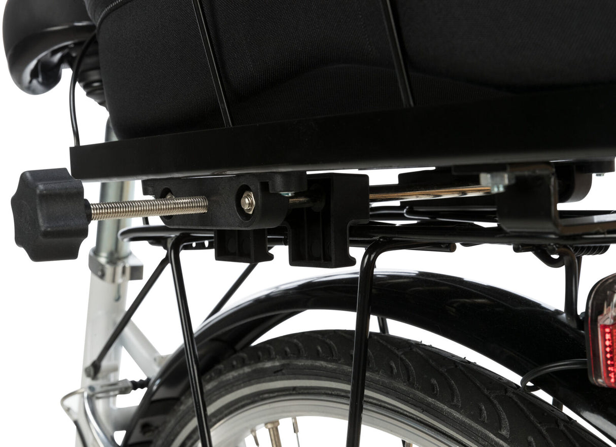 Nahaufnahme eines Fahrradträgers mit Federmechanismus und schwarzen Befestigungselementen an einem silbernen Rahmen.