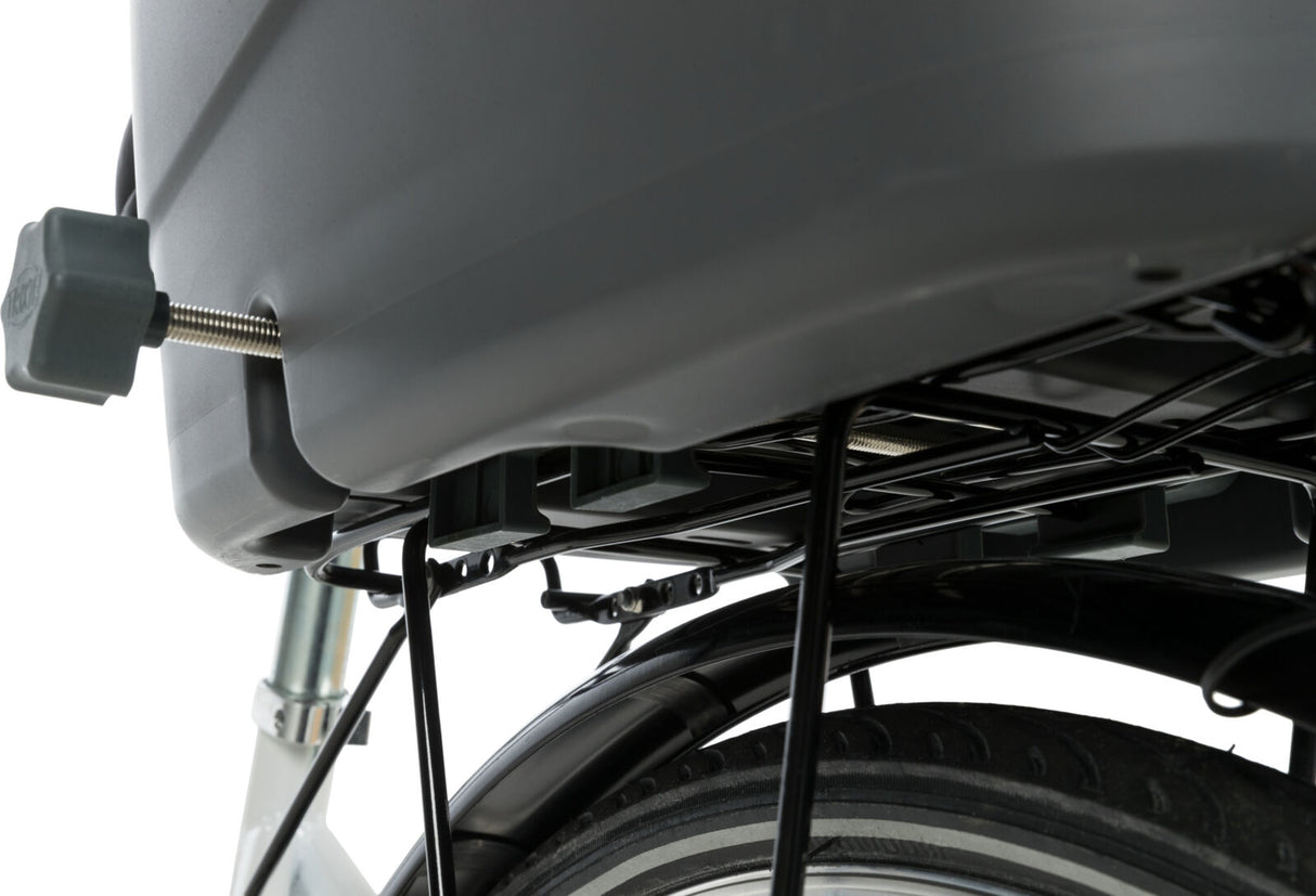 Nahaufnahme eines Fahrradträgers mit grauem Gehäuse, schwarzem Gestell und sichtbarer Befestigungsschraube.