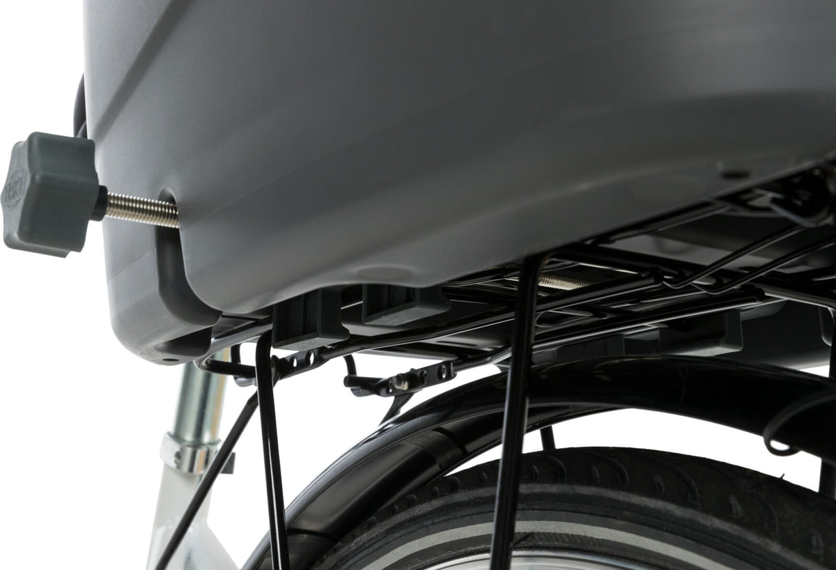 Nahaufnahme eines Fahrradträgers mit grauem Gehäuse, schwarzem Gestell und sichtbarer Befestigungsschraube.