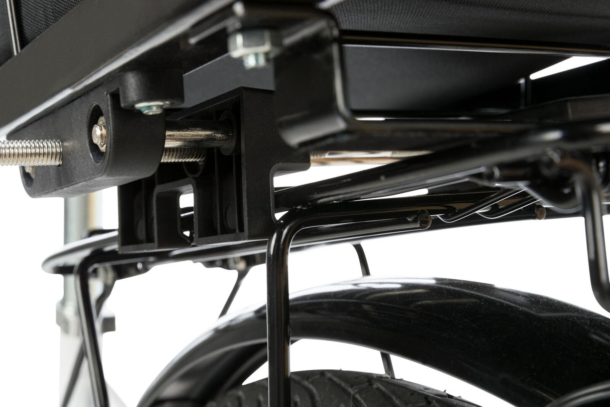 Nahaufnahme eines schwarzen Metallrahmens mit Schrauben und Muttern, darunter ein teilweise sichtbares Rad.