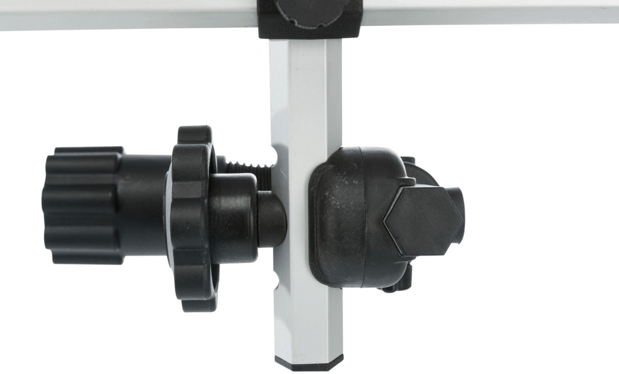 Schwarze Kunststoff-Teile an einem weißen Metallstab, seitliche Schraubverbindung sichtbar.