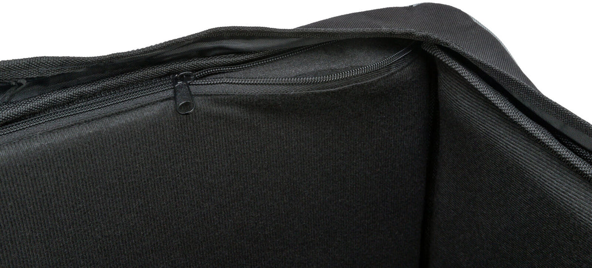 Schwarzer Reißverschluss an einer schwarzen Stofftasche mit sichtbarem Innenfutter und moderner Webstruktur.