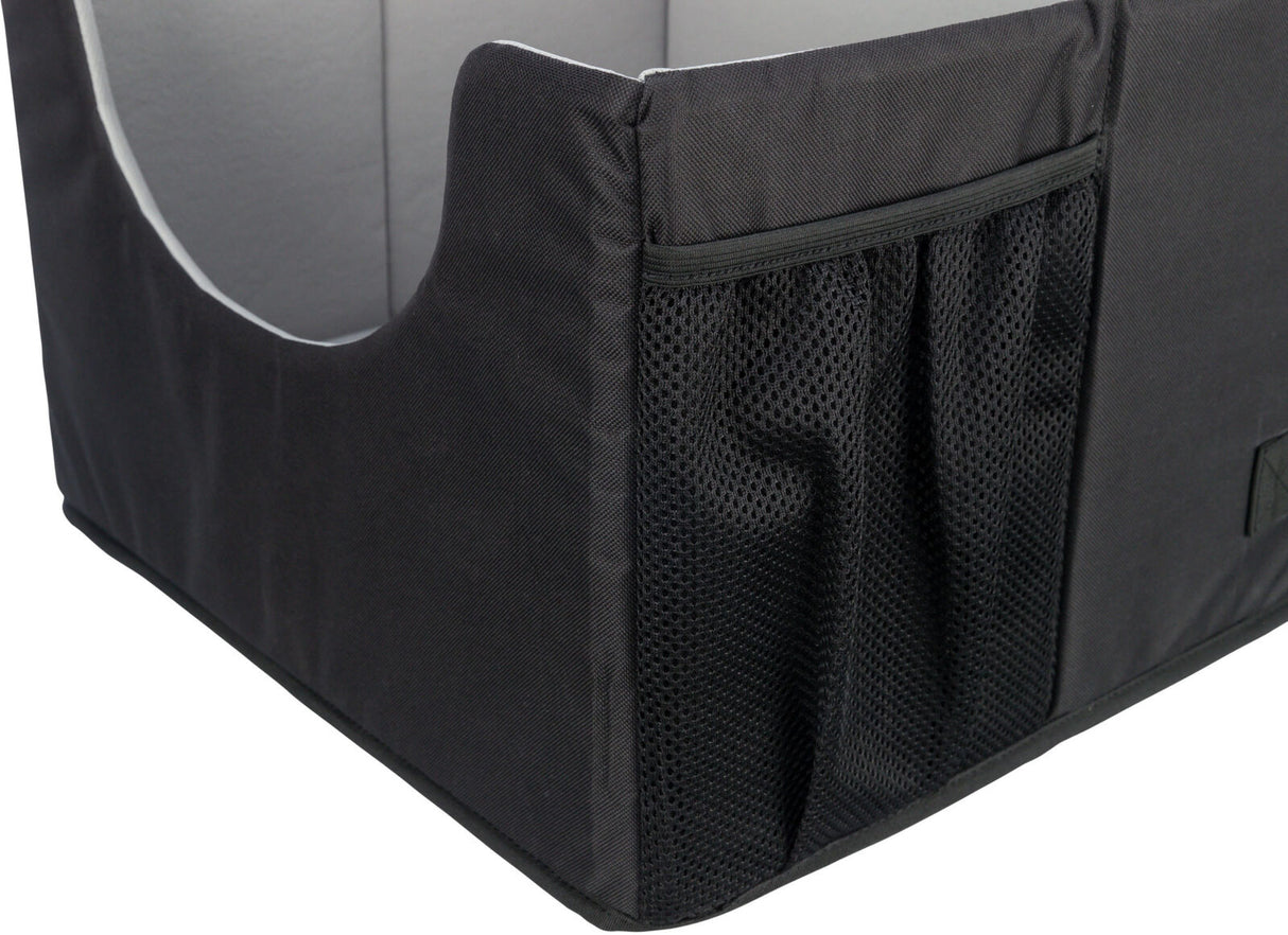 Schwarze, rechteckige Stoffbox mit Netzaußentasche und abgerundeter Aussparung, grau ausgekleideter Innenraum.
